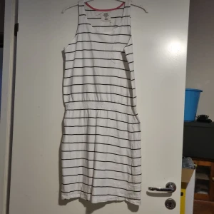 Klänning  - Storlek 36/38