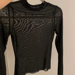 Snygg genomskinlig tröja✨ - Super fin genomskinlig tröja som knappt är använd! Säljer pga att den är för liten🥺💓✨perfekt att ha med spets bh under eller linne😍