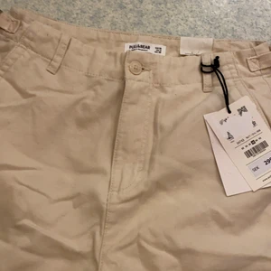 Byxor - Jättefina byxor men tyvärr är dom för små för mig! Dom är i storlek 38 från pull&bear!! kan mötas upp elr frakta❤️