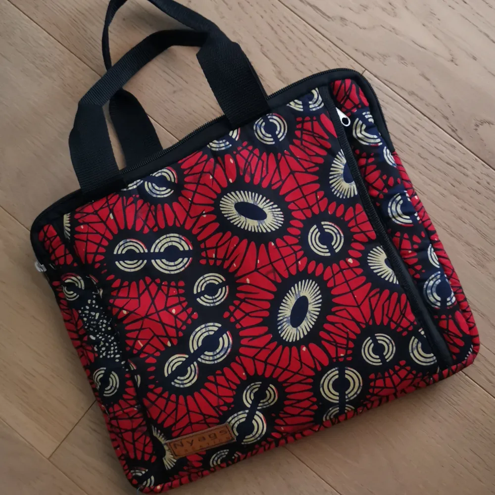 Beautiful, handmade african printed computer bag, oanvänd . Väskor.