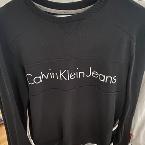 Calvin Klein Jeans sweatshirt - Skick 7,5/10, alltså rätt använd men i bra skick. Kan mötas runt om i Gbg men kan även frakta, köparen står för kostnaden för frakten då. 