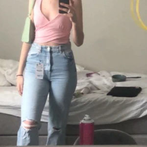Zara jeans - Säljer mina Zara jeans pga att de blivit för små, strl 36, skit snygga vill verkligen ha nya, bra pris! Passa på! Jag är 176 och dom är bra långa på mig