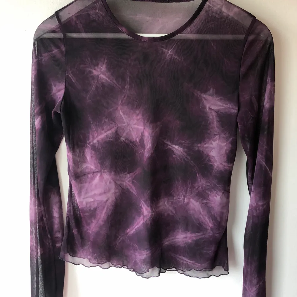 Super snygg lila mesh med blixtliknande mönster! Aldrig använd storlek S-M 💜😈🦄. Toppar.