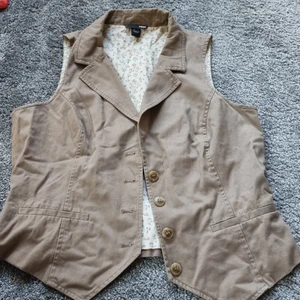 Väst beige/brun från H&M  - En beige/brun väst från H&M i storleken 44 
