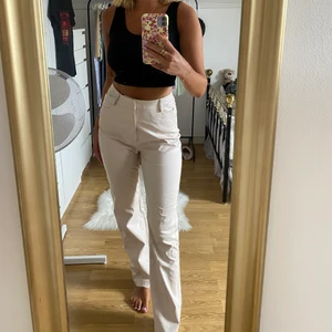 Vita skinnbyxor - Säljer dessa otroliga vita/beiga skinnbyxor som jag köpte på NA-KD för ett år sedan då jag tyvärr inte får någon användning av de längre. De är i en storlek 38 och de är väldigt bekväma 🌸