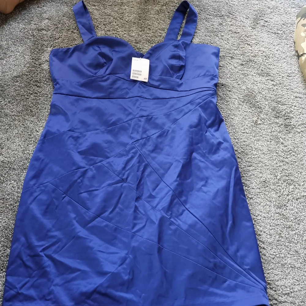 Blå kort klänning från H&M, oanvänd i storlek 44. Klänningar.