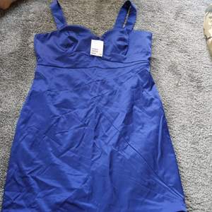 Blå kort klänning från H&M, oanvänd i storlek 44