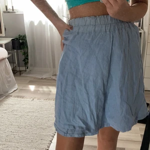 Blå linne kjol från zara  - En jättefin blå kjol från zara i linnepatrial st xs 🤍🤍