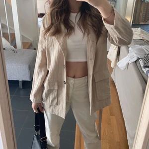 Linneblazer  - Intressekoll! Budgivning om fler är intresserade💕Skitsnygg blazer i linnematerial, nyskick. Band och knappar