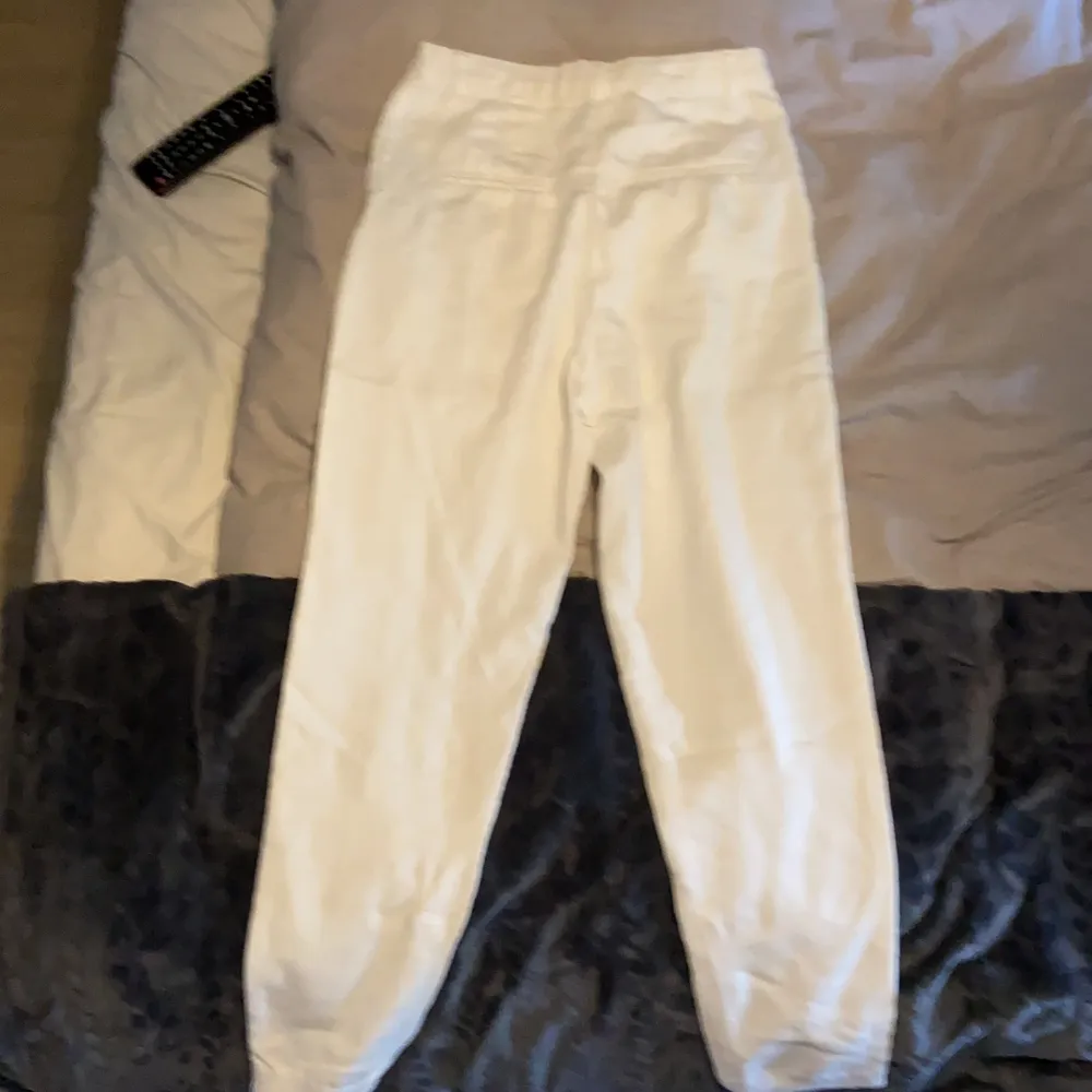Säljer även ett par vita kostymbyxor likadana som det svarta. De har inte heller kommit till användning på 1 år och därför säljer jag dem nu. Budgivning från 150kr ordinarie pris 350 kr. ( OBS köpare står för frakten ifall frakt behövs). Jeans & Byxor.