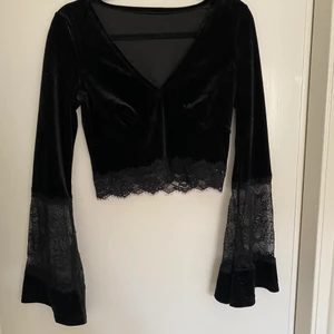 Gothic crop top - Jättefin tröja som tyvärr inte passar mig alls vilket är jättesynd då det är så otroligt fin och unik. Toppens material är sammet med spets detaljer i både ärmarna och nedrekanten. På storlekslappen står det att är en L men skulle tippa att den passar en S eller en liten M bättre (sista bild lånad då den inte passar mig)