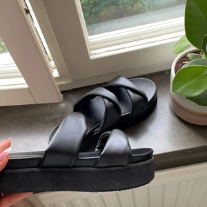 Sandaler - Så fina oanvända svarta sandaler i stl 39. Säljer dessa för att  det är försent för att skicka tillbaka och den passade inte mig riktigt. Köpare står för frakt! 