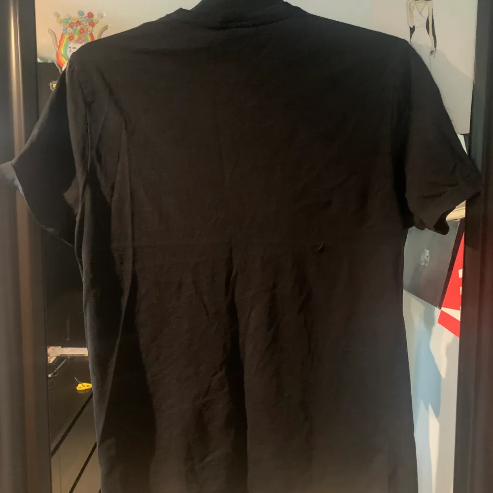 En svart t-shirt från ben sherman i väldigt bra skick. T-shirten är i storlek S och passar som en S.                    🔺Välj en till t-shirt från min profil så får du fler t-shirts för samma frakt! . T-shirts.