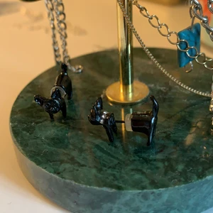 Örhängen   - ( Örhängen )  kostar 15 kr köparen betalar frakten😃