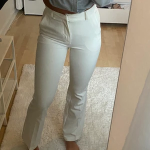 Vita kostymbyxor  - Vita kostymbyxor som jag personligen tycker är jättefina! Säljer endast då de är för små för mig. 💖💖
