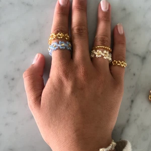 Pärlsmycken - Jag säljer nu ringar, fotarmband, armband, halsband! Jag kan fixa alla olika färger. Skriv om du är intresserad. Priser hittar du i föregående annons😊⚡️🌼🌼