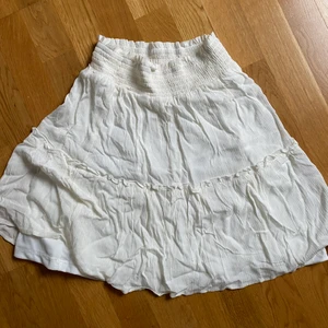 Vit kjol - Snygg kjol från Vila i storlek 34