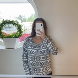 Mönstrad tröja - Tunt material, o mjukt 