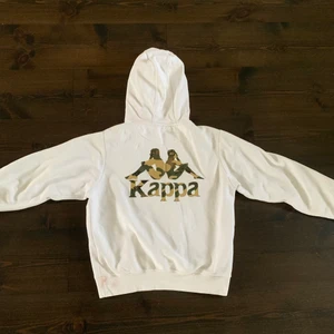 Kappa hoodie - Snygg kappa hoodie med kamouflage tryck. Använd fåtal gånger Köparen står för frakten. 