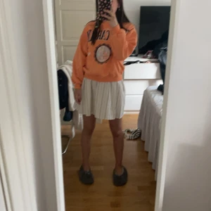 Sweatshirt med text  - Jättefin sweatshirt från bershka  med texten nort Carolina. Jättefin orange färg. Lite mer coral i verkligheten. Använd några gånger men inga fläckar eller hål. Köpt för 300 