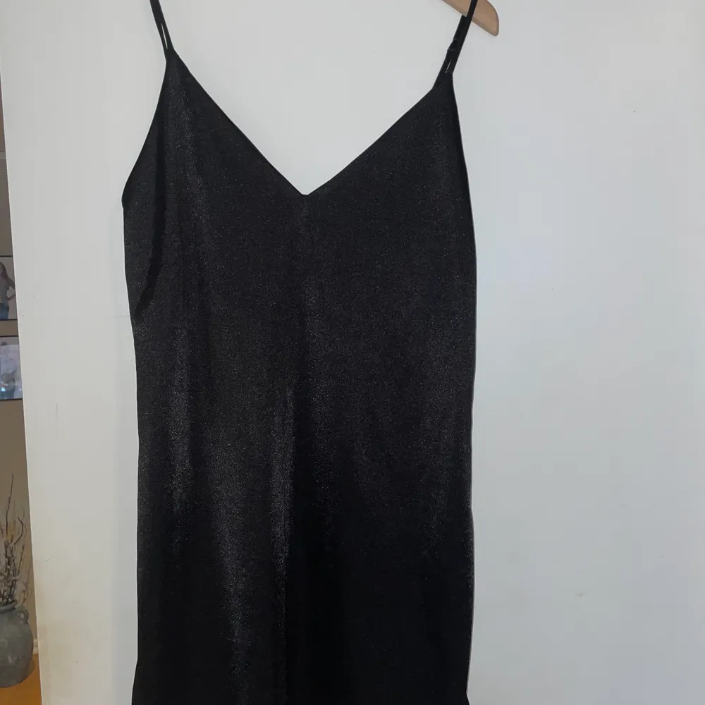 En svart klänning från Zara i storlek M. Aldrig använd.. Klänningar.