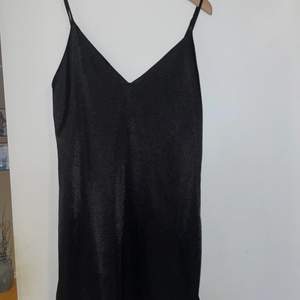 En svart klänning från Zara i storlek M. Aldrig använd.