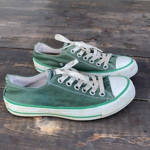 Gröna Converse strl 37 - Converse strl 37 med höga sulor i jättefin färg! I använt skick enligt bilderna. Budgivning vid flera intresserade. ☺️ köparen står för frakt. Ej säker på äkthet då jag fick dem i present för några år sedan.