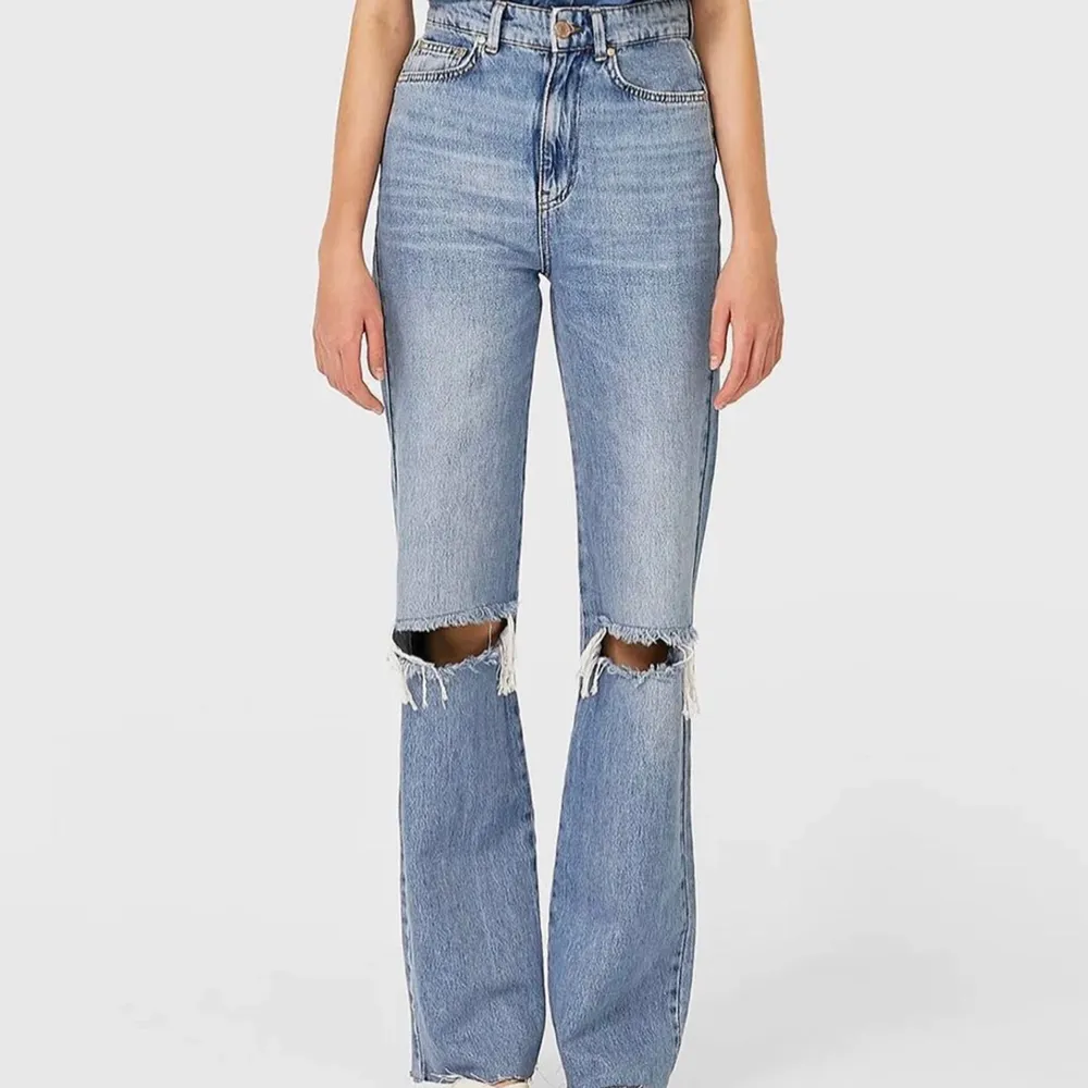 Säljer nu mina superfina jeans från stradivarius i storlek 36. De sitter superfint och är raka i modellen, men säljer då jag har alldeles för många jeans🥰. Jeans & Byxor.