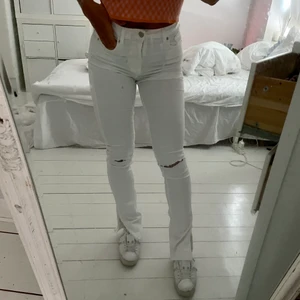Vita Slits jeans  - Ett par vita slits jeans med hål från zara. Slutsålda på hemsidan. Använda 2 gånger 