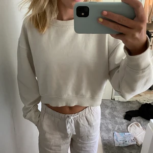 Storlek s - Beige sweatshirt från zara i storlek s. Den har ett litet hål på ärmen men inget man märker så mycket av💓💓 frakten kostar 50kr