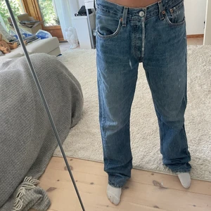 Levis jeans 501 - Lägger ut igen pga oseriös köpare…Supersnygga Levis 501or, köpta second hand!! Storlek 31/34 men passar många storlekar😁jag är 165 ish, hör av er om ni har några frågor…