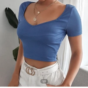 Blå tröja - Superfin blå tröja som tyvärr var förstör för mig, storlek M. Säljer för 90+frakt. Skicka om ni har frågor eller vill ha fler bilder💕