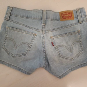 Levis shorts  - Levis shorts i storlek 34, sparsamt använda. 