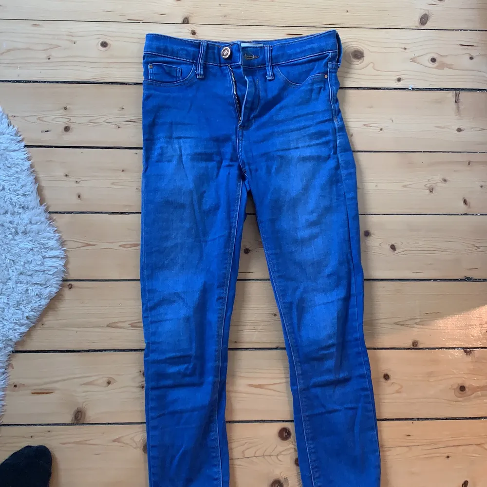 Fina som passar xs/s! Köparen står för frakt. Jeans & Byxor.