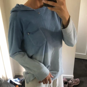 Somrig hoodie - Blå ombre hoodie från zara boys, storlek 11/12 152cm men passar xs/s 💕