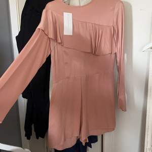 Säljer en playsuit, alldeles för stor så endast provad. Prislappen är kvar! Köpt från chiquelle för 250kr, säljer för 65kr, du står för frakt💓