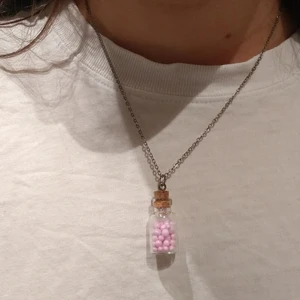 Halsband med glasflaska - Handgjort halsband med en jättefin glasflaska! Skriv för fler bilder eller detaljer om halsbandet:)