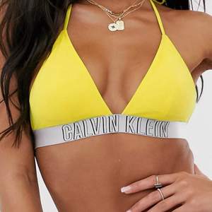 Säljer min bikini från Calvin Klein då den blivit för liten för mig. Snygg färg (neongult) (lånade bilder) och i jättebra skick! Skriv för fler egna bilder! Nypris var 600 kr totalt. Börjar bud på 200kr.