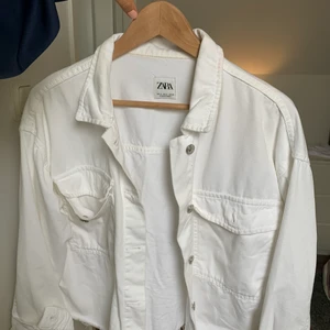Vit jeansjacka  - Vit jeansjacka från zara i superfint skick!🥰