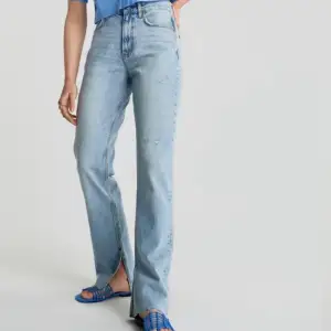 Säljer mina ljusa raka jeans med slitningar och slits. Storlek 40 och köpta på Ginatricot. Sparsamt använda och säljer endast pga att storleken är för stor för mig. Nypris 600 kr. 