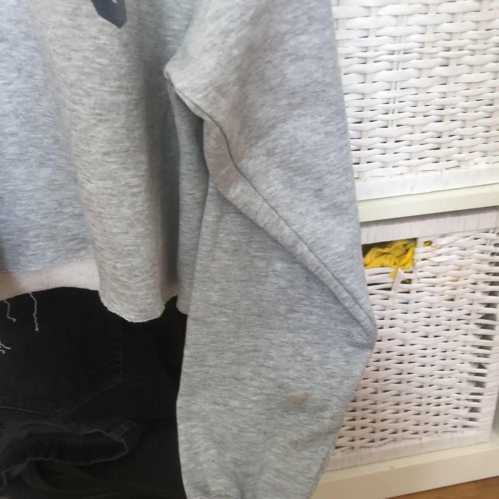 Jättefin och mjuk tröja från brandy Melville! Har en liten fläck på ärmen (se bild två) med det syns knappt! Passar alla från xs-m beroende på hur man vill att den ska sitta.. Tröjor & Koftor.