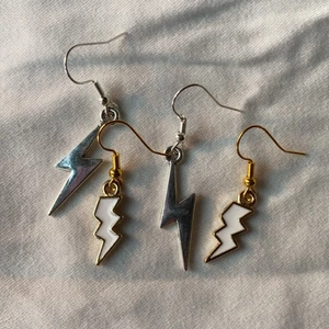 Blixörhängen - Säljer nu dessa nickelfria blixörhängena! Örhängesstopp medföljer! Du säger i kassan om du vill ha silver eller guld! 29:- per par!