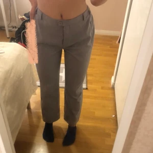 Skitsnygga grå kostym byxor  - Jag köpte plagget för ca ett år sedan men har knappt använt. Plager är lite slitet på sidorna man annars helt. Byxorna är lite lågmidjade men inte jätte.  