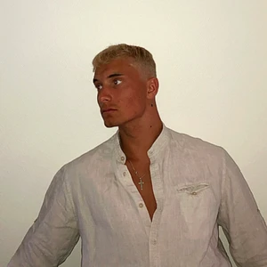 Linneskjorta från Celio, storlek M - Ljus beige sommar skjorta från Celio med kort krage och bra passform. Skjortan är av linne vilket gör att den är mycket lätt och luftig att ha på sig. Passformen är något åt det pösigare hållet vilket gör att den får en snygg oversize stil. Skjortan funkar utmärkt att använda som over-shirt också. Linnet är rätt så tät i materialet vilket gör att den täcker området bakom skjortan och alltså inte är genomskinlig 