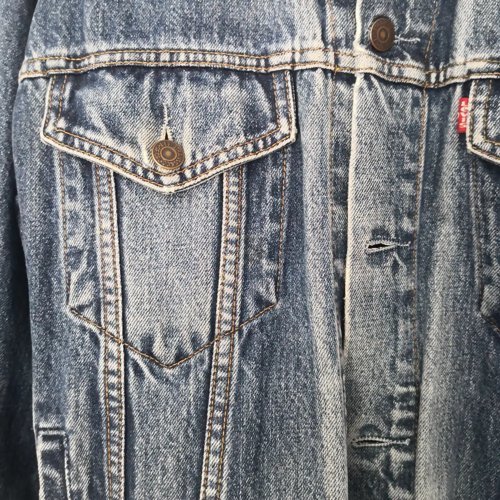 Fantastisk jeansjacka från Levis i den mest fantastiska vintageblåa färgen😍😍🙏🏼 i fint vintageskick, inga skador eller fläckar! FYNDA. Från 90talet. . Jackor.