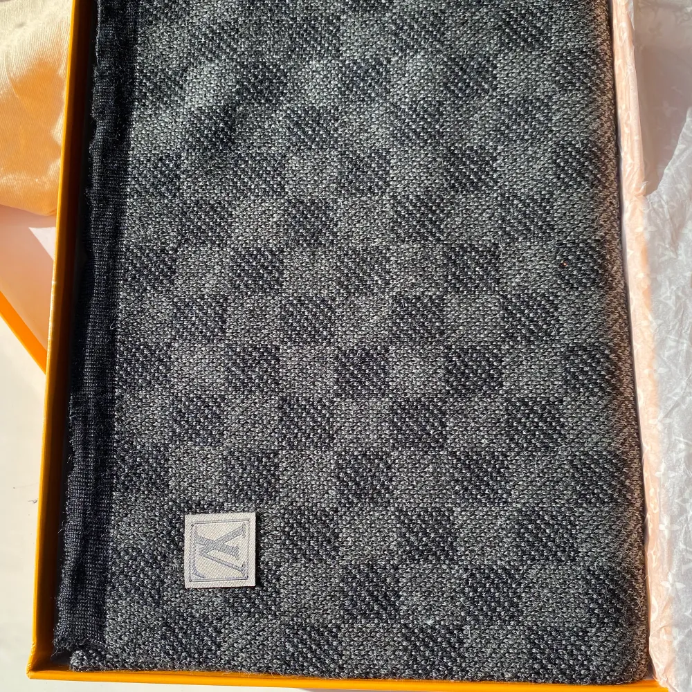 Mössa från Louis Vuitton storlek One size, släpper den billigt, orginal priset köptes för 3.400kr . Accessoarer.