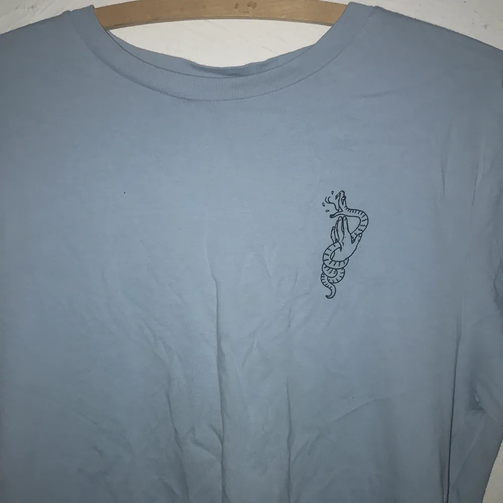 Blå T-shirt med ormar på i storlek xs 30 kr och uppåt. T-shirts.