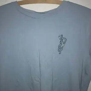 Blå T-shirt med ormar på i storlek xs 30 kr och uppåt