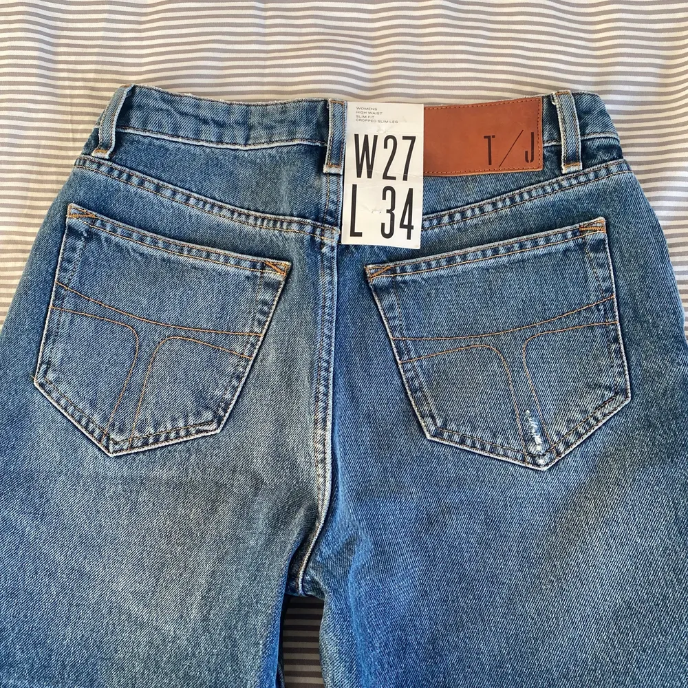 Ett par blå nya Tiger of Sweden jeans med prislapp kvar. Dem är raka och är regular i midjan.. Jeans & Byxor.