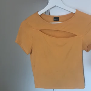 Ginatricot t-shirt  - Jätte fin T-shirt med en öppen linje som jag bara använt ca 4 gånger 